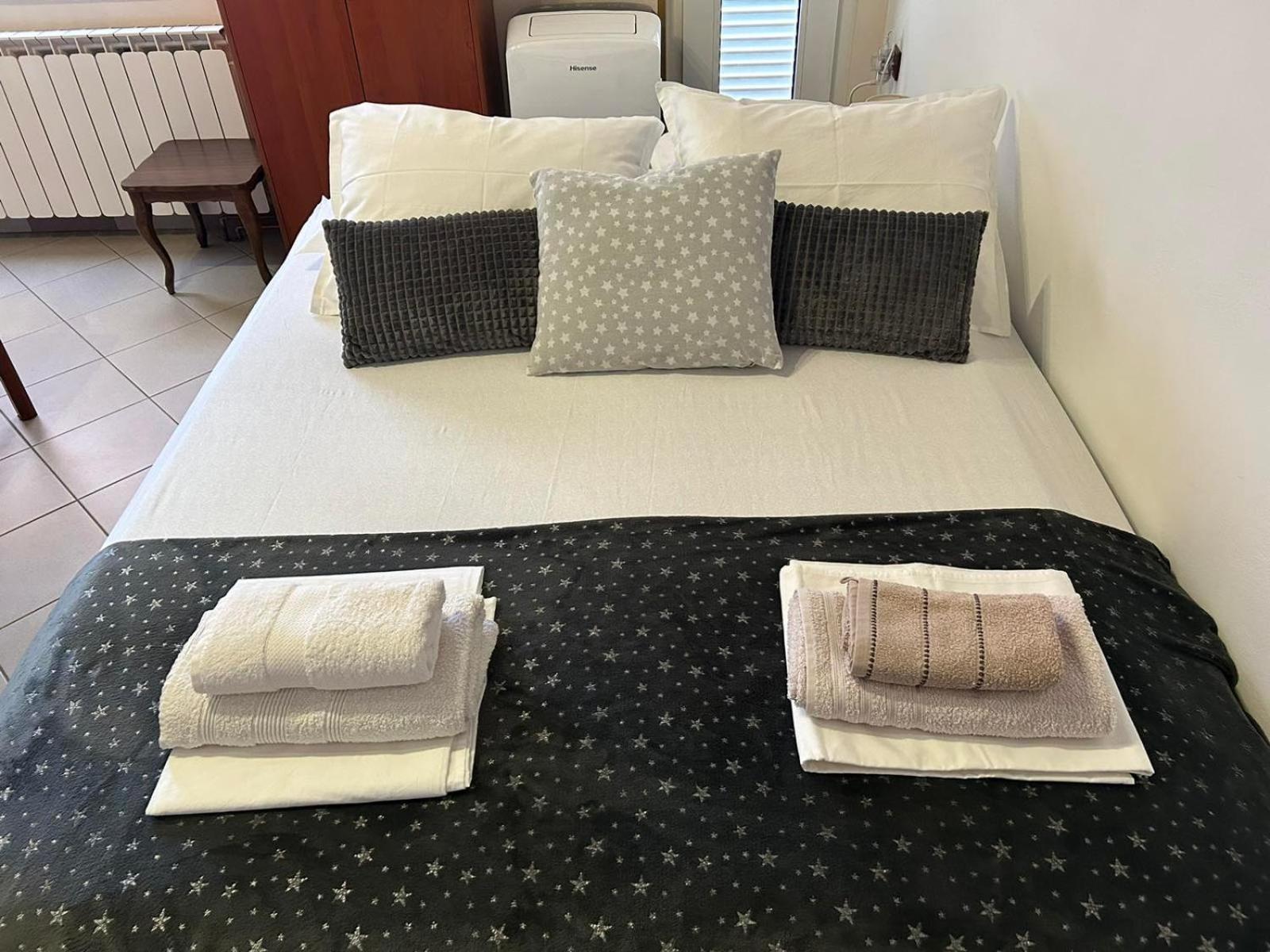 Rosi 1, With Free Public Parking In A Quiet Location *