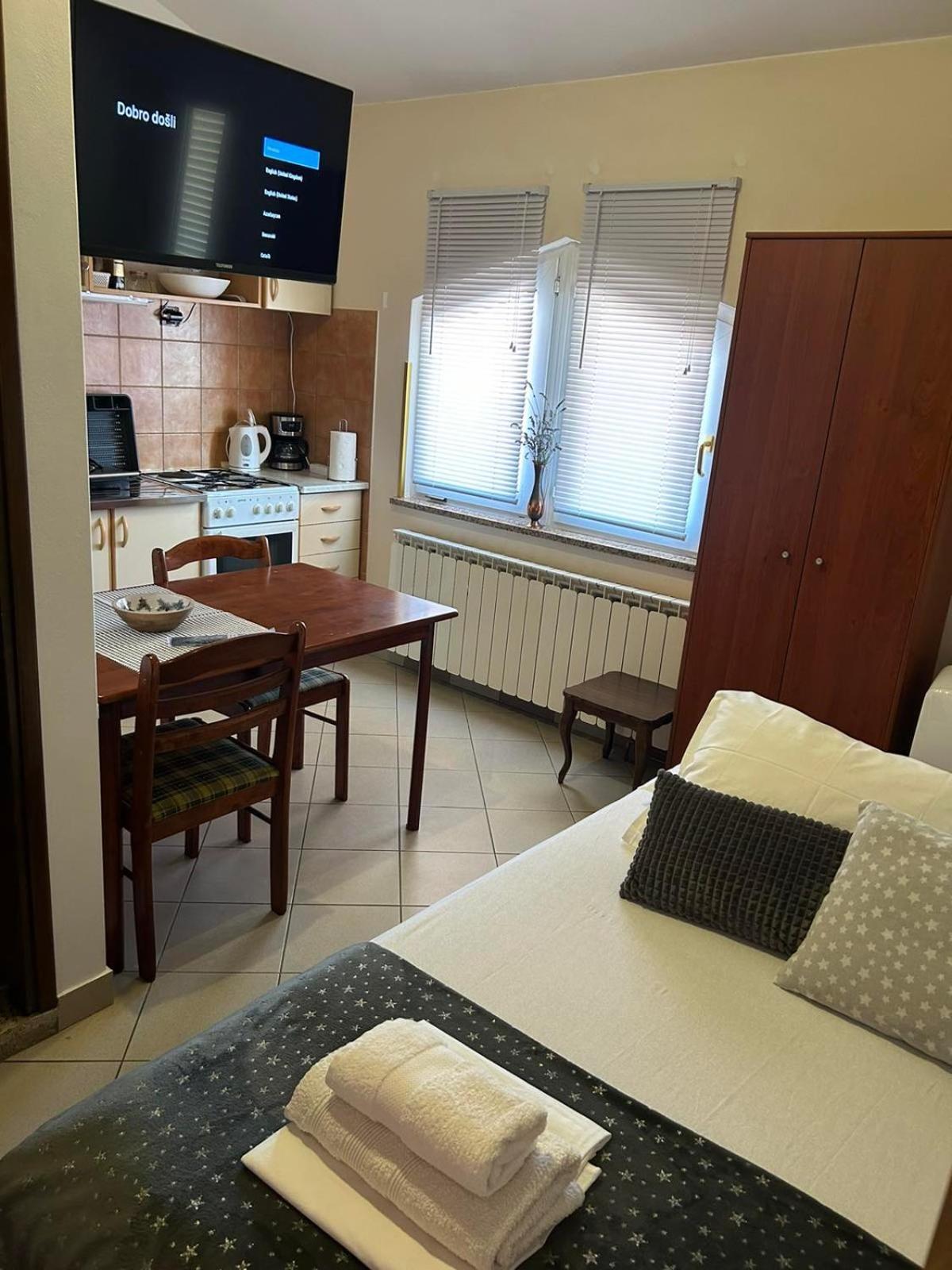 Rosi 1, With Free Public Parking In A Quiet Location *